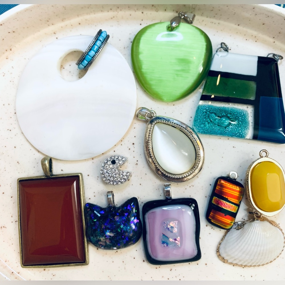 Pendants lot